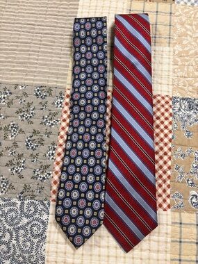 Daniel Cremieux Navy Medallion Tie & Red Blue Striped Tie Set